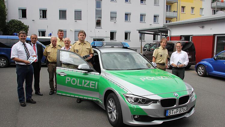 Die Teilnehmer an der Pressekonferenz zur Verkehrssicherheitsaktion am neuesten Dienstwagen der Polizei Kronach