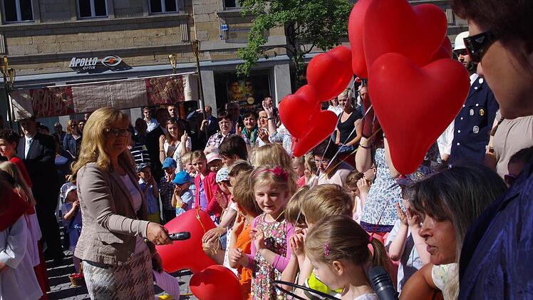 Kinder des Kreuzberg-Kindergartens ließen rote Herz-Luftballons steigen.  Fotos: Heike Schülein