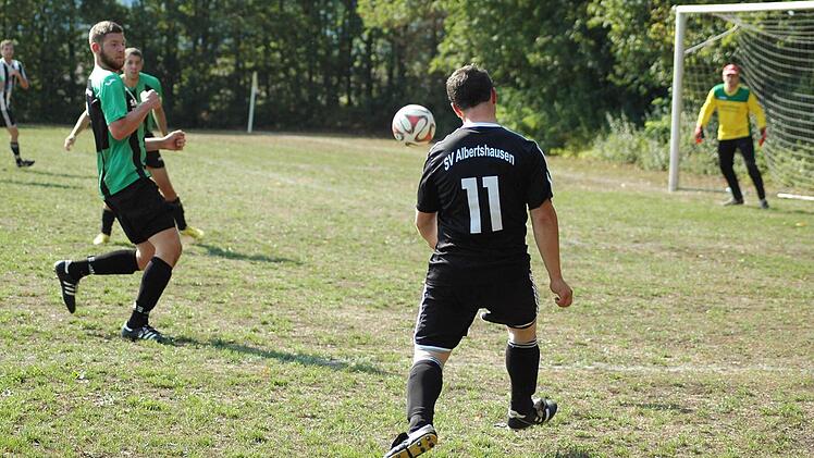 Szene aus dem Spiel der SG Albertshausen (in Schwarz-weiß) gegen die SG Oberbach (2:1). Foto: Sebastian Schmitt