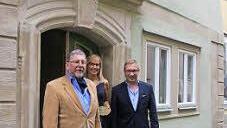 Ehepaar Zeitner nimmt die Sanierungsmedaille von Hans-Heinrich Eidt vor dem aufwendig renovierten Haus entgegen.