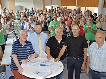 Die Stralsbacher stehen voll und ganz hinter den Aktivisten der Interessengemeinschaft. Das wurde bei der Versammlung am Dienstagabend deutlich. Die Recherchen und Anträge von Gerhard Kauf (vorne von links), Martin Pausewang, Berthold Kröckel, Waldemar Straub und Bernd Müller wurden mit kräftigem Applaus bedacht. Foto: Kathrin Kupka-Hahn