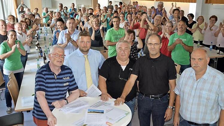 Die Stralsbacher stehen voll und ganz hinter den Aktivisten der Interessengemeinschaft. Das wurde bei der Versammlung am Dienstagabend deutlich. Die Recherchen und Anträge von Gerhard Kauf (vorne von links), Martin Pausewang, Berthold Kröckel, Waldemar Straub und Bernd Müller wurden mit kräftigem Applaus bedacht. Foto: Kathrin Kupka-Hahn
