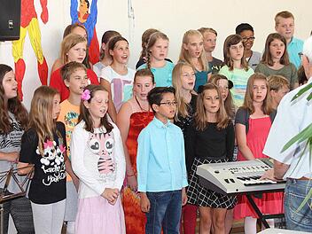 Die Klassen 5ab unter der Leitung von Wolfgang Seufert sangen "Mich brennts in meinen Reiseschuhn", einen Klassiker zum Abschluss. Für den Fachoberlehrer war es sein letzter Auftritt, bevor er in den Ruhestand geht. Foto: Dieter Britz