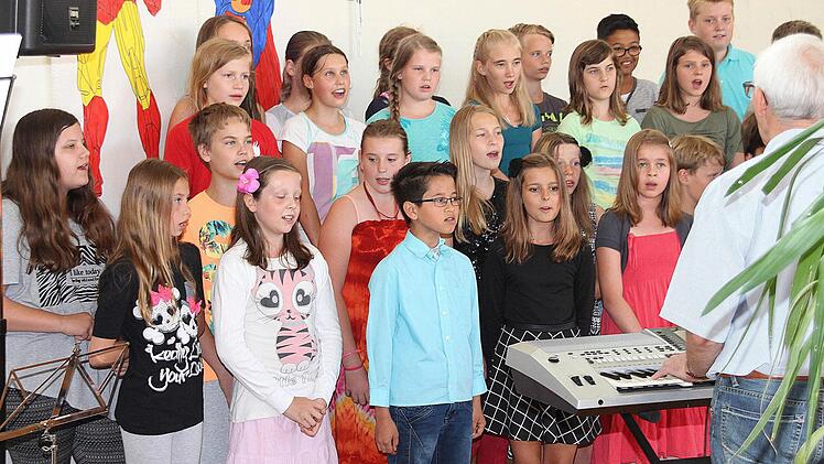 Die Klassen 5ab unter der Leitung von Wolfgang Seufert sangen "Mich brennts in meinen Reiseschuhn", einen Klassiker zum Abschluss. Für den Fachoberlehrer war es sein letzter Auftritt, bevor er in den Ruhestand geht. Foto: Dieter Britz