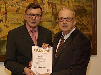Bürgermeister Armin Warmuth (links) verabschiedete den langjährigen Amtsleiter Peter Sell (rechts) aus den Diensten der Stadt mit einer Dankesurkunde.  Foto: Winfried Ehling