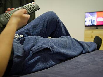 Wer es sich an Silvester oder Neujahr lieber gemütlich machen möchte, findet im Fernsehen die passende Unterhaltung. Symbolbild: Christoph Schmidt/dpa
