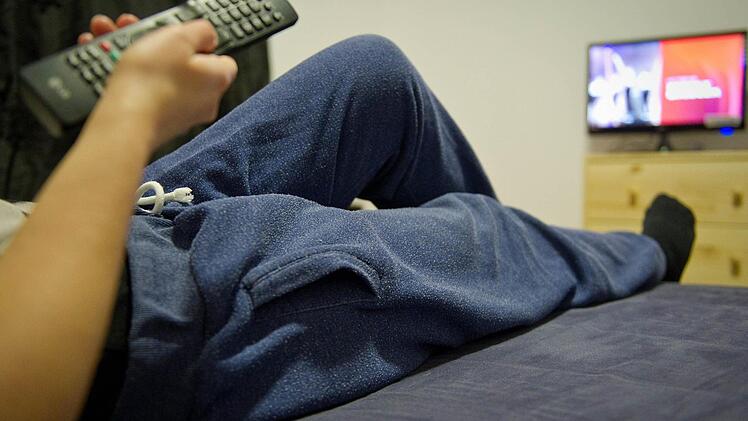 Wer es sich an Silvester oder Neujahr lieber gemütlich machen möchte, findet im Fernsehen die passende Unterhaltung. Symbolbild: Christoph Schmidt/dpa