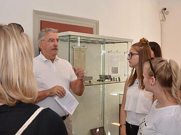 Paul Ziegler, ehemalige Redaktionsleiter der Saale-Zeitung, führte die angehenden Medienkaufleute durch die Ausstellung.  Foto: Björn Hein