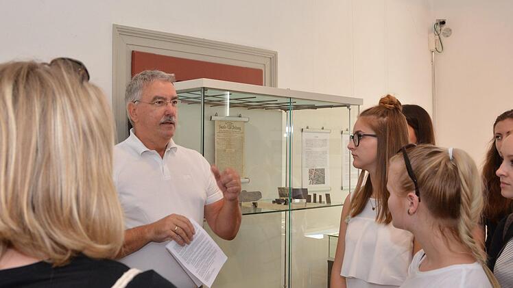 Paul Ziegler, ehemalige Redaktionsleiter der Saale-Zeitung, führte die angehenden Medienkaufleute durch die Ausstellung.  Foto: Björn Hein