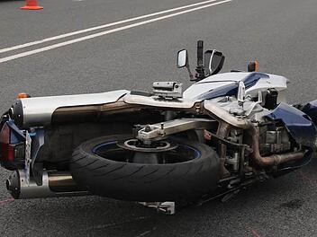 Ein Rentner hat am Mittwoch einen entgegenkommenden Motorradfahrer in Marktbreit übersehen. Der Motorradfahrer prallte auf das Auto. Symbolfoto: Michael Stelzner