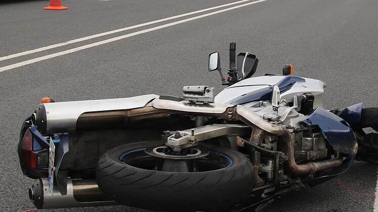 Ein Rentner hat am Mittwoch einen entgegenkommenden Motorradfahrer in Marktbreit übersehen. Der Motorradfahrer prallte auf das Auto. Symbolfoto: Michael Stelzner