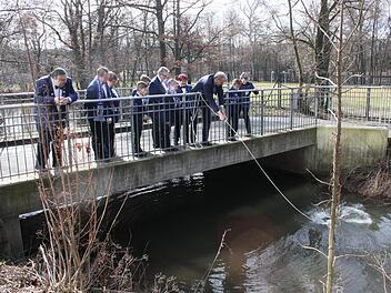 Geldbeutelwaschen, einmal anders: Erst wird ein Eimer mit Aurachwasser befüllt.  Fotos: Bernhard Panzer