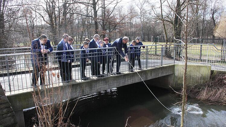 Geldbeutelwaschen, einmal anders: Erst wird ein Eimer mit Aurachwasser befüllt.  Fotos: Bernhard Panzer