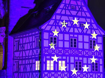 Bei Einbruch der Dunkelheit wurde das Alte Brückenrathaus in den Europafarben angestrahlt. Foto: Ronald Rinklef