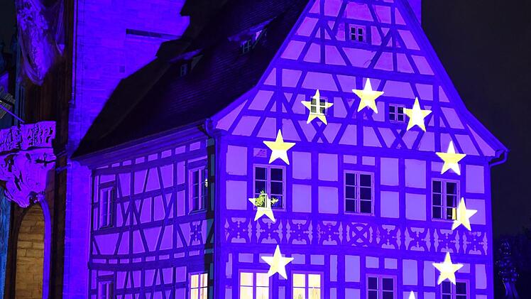 Bei Einbruch der Dunkelheit wurde das Alte Brückenrathaus in den Europafarben angestrahlt. Foto: Ronald Rinklef