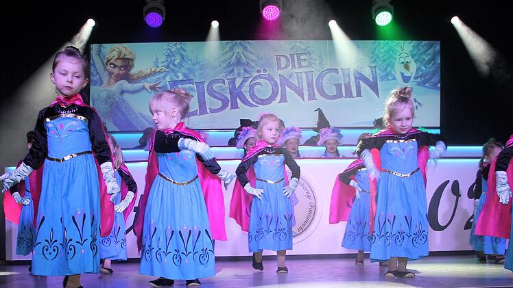 Kleine Eisprinzessinnen eroberten die Bühne. Fotos: Veronika Schadeck