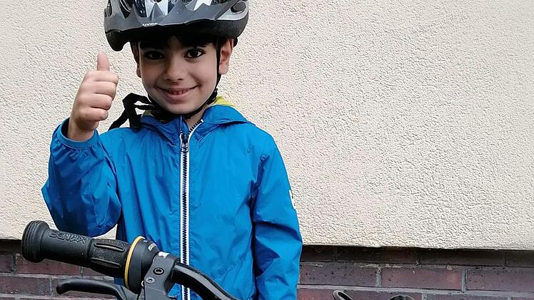 Flüchtlinge jeder Altersklasse freuen sich über die Fahrräder. Foto: Megerle