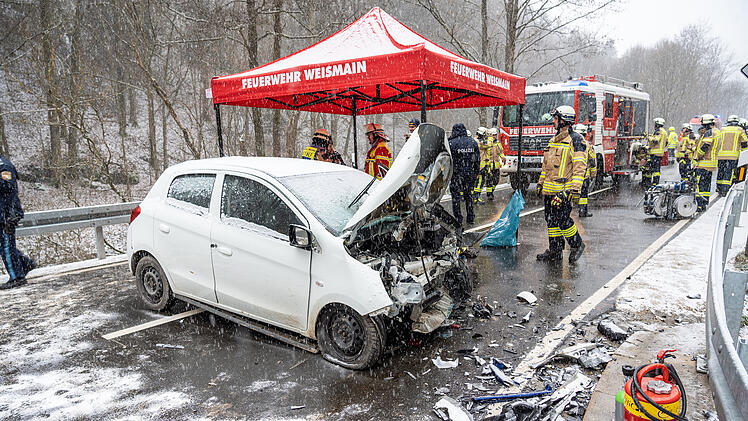 Beim Links abbiegen &uuml;bersehen: Frau verstarb noch an Unfallstelle