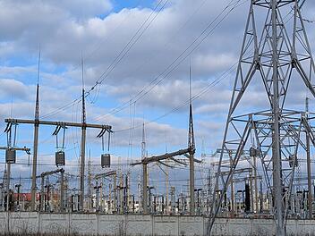 Ein Umspannwerk (hier ein Symbolbild) ist Bestandteil des Stromnetzes eines Energieversorgers. Es verbindet verschiedene Spannungsebenen miteinander.