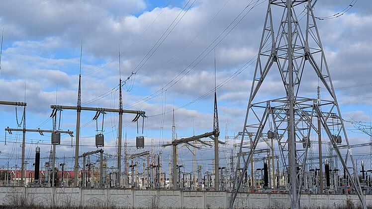 Ein Umspannwerk (hier ein Symbolbild) ist Bestandteil des Stromnetzes eines Energieversorgers. Es verbindet verschiedene Spannungsebenen miteinander.