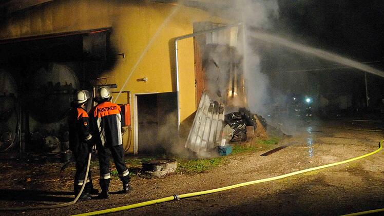 Mit vereinten Kräften bekommen die Feuerwehrler den Brand schnell unter Kontrolle.  Foto: privat