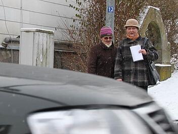 Warten, bis die Straße frei ist: Während der Testphase der mobilen Ampelanlage bleibt die Fußgänger-Ampel aus. Foto: Ulrike Müller