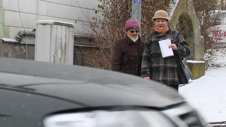Warten, bis die Straße frei ist: Während der Testphase der mobilen Ampelanlage bleibt die Fußgänger-Ampel aus. Foto: Ulrike Müller