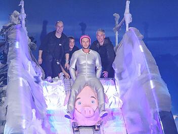 Mit einer Plastik-Sau stürzte sich Moderator Florian Silbereisen beim "Winterfest der fliegenden Stars" am Samstag in der Hofer Freiheitshalle die Schanze hinunter. Fotos: Riegerpress