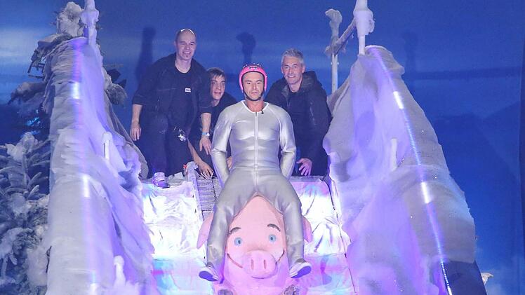 Mit einer Plastik-Sau stürzte sich Moderator Florian Silbereisen beim "Winterfest der fliegenden Stars" am Samstag in der Hofer Freiheitshalle die Schanze hinunter. Fotos: Riegerpress