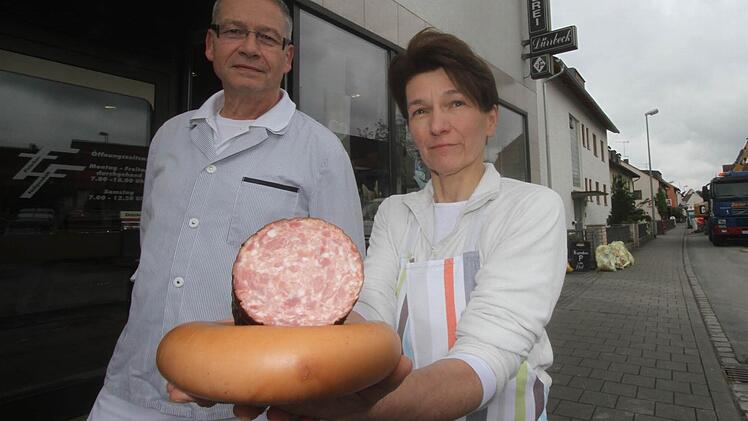 Jörg und Brigitte Dürrbeck weisen darauf hin, dass ihre Metzgerei in der Bauphase geöffnet hat. Foto: Michael Busch