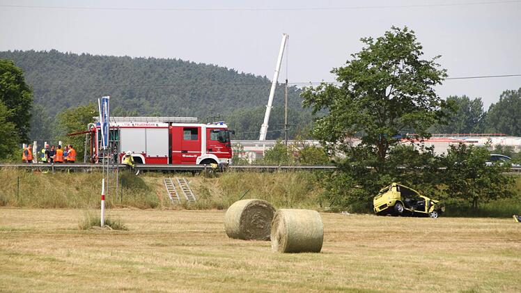 Ein Frau und ihr Enkel verletzten sich am Dienstag schwer, als dieser Kleinwagen von der A73 abkam und sich zwei Mal überschlug. Foto: Roepert