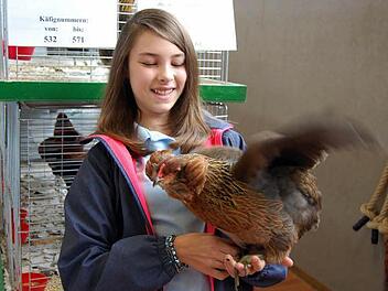 Jungzüchterin Ramona Hümmer mit ihrer goldhalsigen Araucana-Henne Foto: Andreas Welz