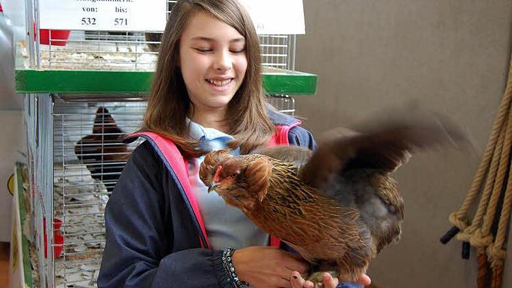 Jungzüchterin Ramona Hümmer mit ihrer goldhalsigen Araucana-Henne Foto: Andreas Welz