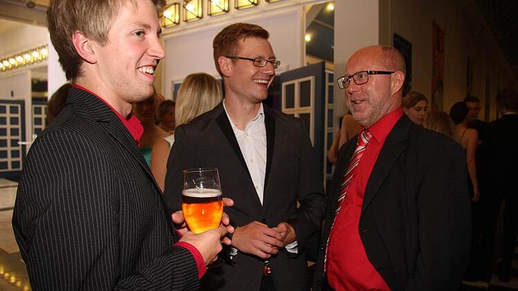 Ein Pläuschchen mit dem "alten" Lehrer. Foto: Sonja Adam