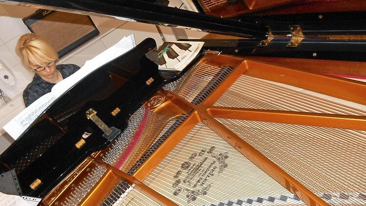 Musiklehrerin Doris Kunert ist begeistert über die neuen Unterrichtsmöglichkeiten, die mit dem Konzertflügel kamen. Foto: Walter Hanslok