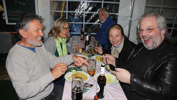 2014 gab es auf der Kerwa in Erlabronn nur veganes Essen - die Stimmung war trotzdem klasse. Heuer gibt's wieder Fleisch.  Foto: Groscurth