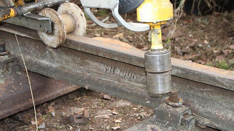 Nun werden die Schrauben, die mehr als hundert Jahre hielten, in Sekundenschnelle gelöst. Foto: Ulrike Müller