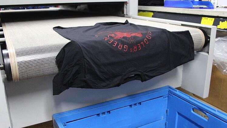 Nach dem Trocknen m&uuml;ssen die T-Shirts nur noch gewaschen werden, bevor sie zum Kunden kommen.  Foto: Yannick Hupfer