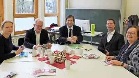 Katharina Dornisch (von links, Wirtschaftsf&ouml;rderung Landkreis Forchheim), Martin Haendl (Bildungsb&uuml;ro Landkreis Forchheim), Hermann Ulm (Landrat), Bodo Sewekow (stellv. Schulleiter BSZ) und Elisabeth Br&auml;unig (Schulleiterin BSZ) haben sich Gedanken &uuml;ber die Ausbildungsmesse gemacht. Foto: Pressestelle Landratsamt