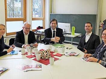 Katharina Dornisch (von links, Wirtschaftsförderung Landkreis Forchheim), Martin Haendl (Bildungsbüro Landkreis Forchheim), Hermann Ulm (Landrat), Bodo Sewekow (stellv. Schulleiter BSZ) und Elisabeth Bräunig (Schulleiterin BSZ) haben sich Gedanken über die Ausbildungsmesse gemacht. Foto: Pressestelle Landratsamt