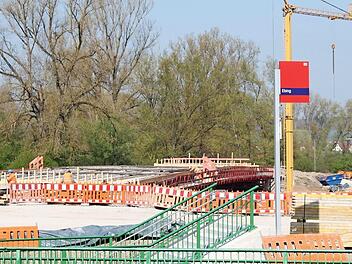 Die neue Mainbrücke Ebing vom Bahnhaltepunkt aus gesehen  Foto: Hans Kurz