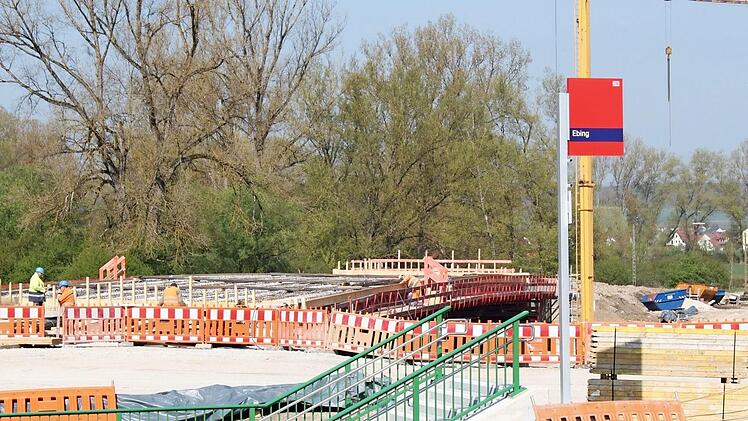 Die neue Mainbrücke Ebing vom Bahnhaltepunkt aus gesehen  Foto: Hans Kurz