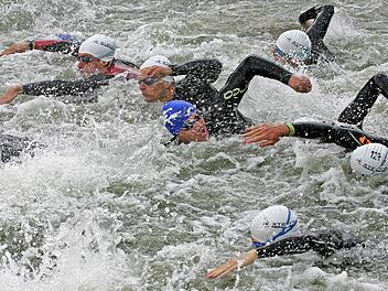 Die Temperaturen im Main bei Altenkunstadt dürften in diesem Jahr hoch genug sein, damit auch die erste der drei Disziplinen durchgeführt werden kann. Schon einige Male musste das Schwimmen aufgrund zu kaltem Wassers abgesagt werden, einmal nach einem Unwetter wegen zu viel Treibgut.  Foto: Klaus Gagel