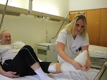 Für die angehende Krankenschwester Sophia Oechsner steht fest, dass das Praxisprojekt "Schüler leiten eine Station" Sicherheit für ihr bevorstehendes Examen gibt. Mit auf dem Bild ist Patient Gerhard Schmidt, der sich gut aufgehoben fühlt.Veronika Schadeck