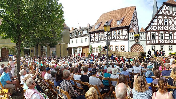 Vor den historischen Fachwerkhäusern auf dem Anger als Hintergrund wirkt  das Heimatspiel besonders authentisch. Die Stuhlreihen waren am Sonntag  dicht besetzt. Foto: Dieter Britz