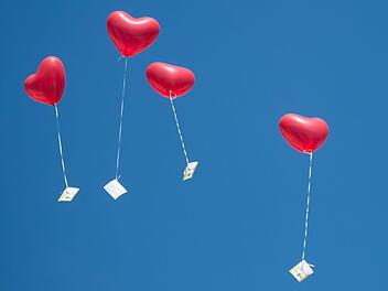 Freude für die Kinder, Leid für die Vögel: Luftballons steigen lassen, möchte der Neustadter Stadtrat Wolfram Salzer verbieten lassen. Symbolfoto: Boris Roessler/dpa