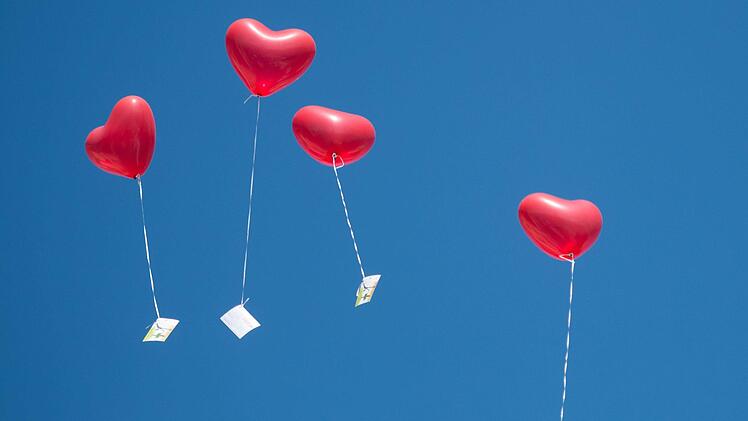 Freude für die Kinder, Leid für die Vögel: Luftballons steigen lassen, möchte der Neustadter Stadtrat Wolfram Salzer verbieten lassen. Symbolfoto: Boris Roessler/dpa