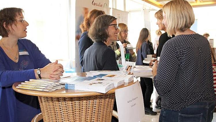 An 13 Infoständen im Foyer waren wertvolle Tipps zu erfahren, was Frau bei der Realisierung zum Wiedereinstieg ins Berufsleben hilft.