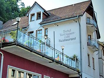 Das Terrassenhotel in Wirsberg, das im Miteigentum von Marcus Hentschel steht, ist zu einem Sozialwohnungsobjekt umfunktioniert worden. Perspektivisch findet Hentschel das Thema "generationenübergreifendes Wohnen" in der alternden Gesellschaft hoch interessant. Weiterentwicklungsideen der Eigentümer liegen bereits vor.  Fotos: Werner Reißaus