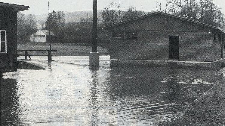 Häufig erwischte Hochwasser das Vereinsgelände des VfB Rupboden. Dank des sandigen Bodens kam es nie zu großen Schäden.  Foto: VfB